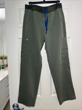 Figs Olive Men's Axim Cargo Scrub Pants